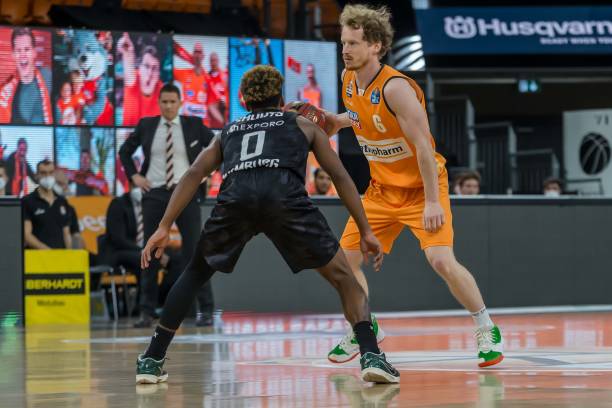 根据球员特 根据球员特